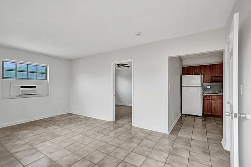 2525 Superior St Photo 1