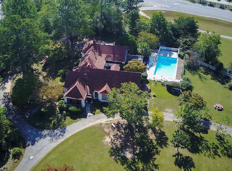 2nd image of 818 Redwine Rd