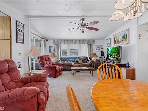 4th image of 108 Coachlight Ln