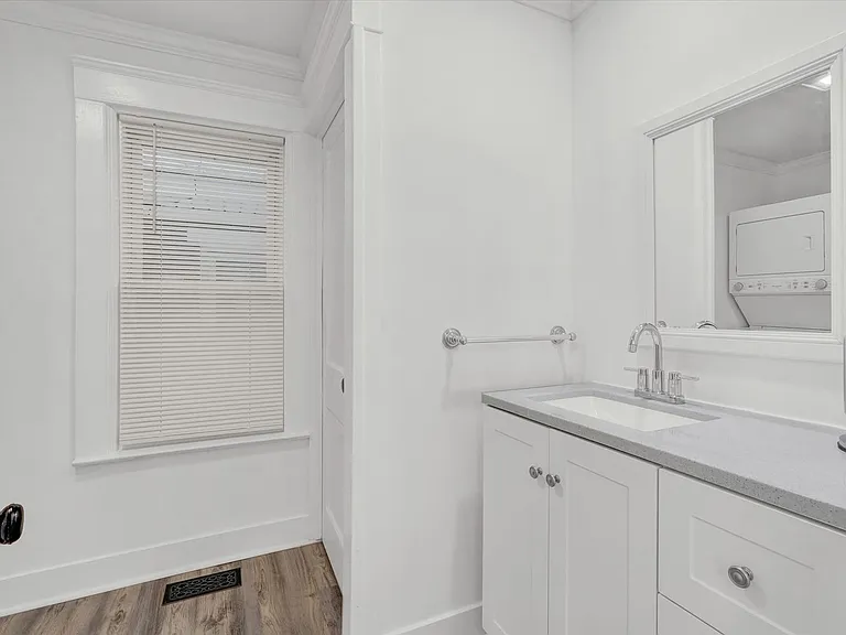 1029 W Locust St — Photo 8