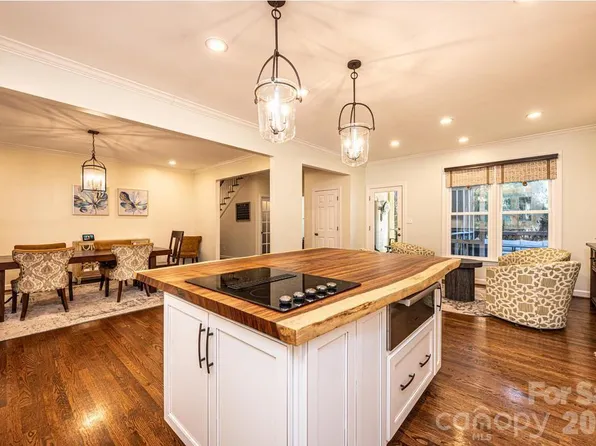 560 20th Avenue Ct NW, Hickory, NC 28601