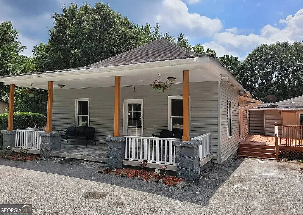 5 bed, 2.0 bath, 2414 sqft, $2,600 — Photo 1