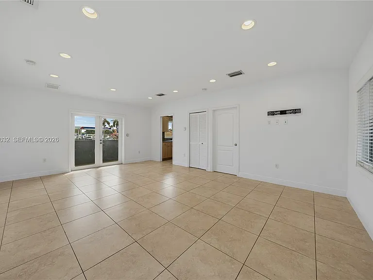 7515 NW South River Dr — Photo 4