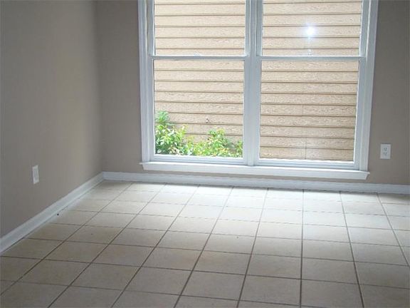 4th image of 2840 Binghampton Ln