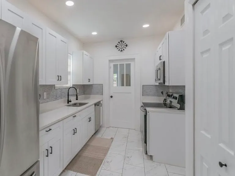 1537 Drew St — Photo 8