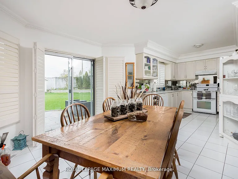 195 Gidleigh Park Cres W — Photo 7