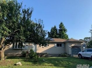 26 S Parkway Dr, West Babylon, NY 11704