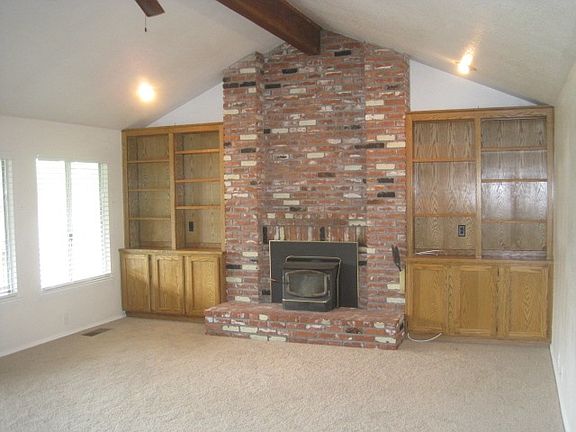 3rd image of 204 Golden Hill Ct