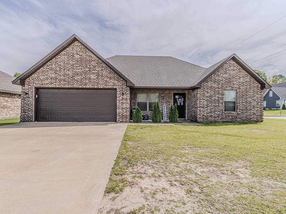 1st image of 302 Stacy Dr