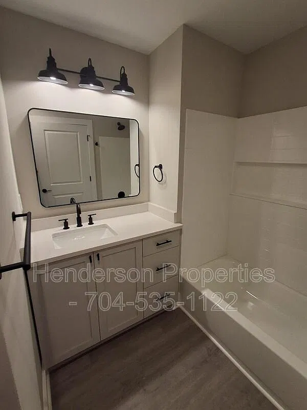 3 bed, 2.5 bath, 1320 sqft, $1,990 — Photo 4