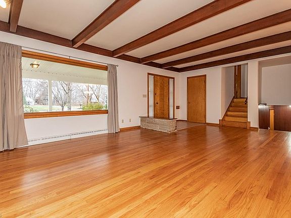 4th image of 7585 Hollycroft Ln