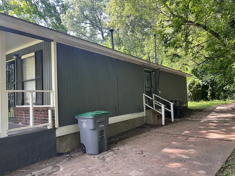 1616 Winston Dr — Photo 2