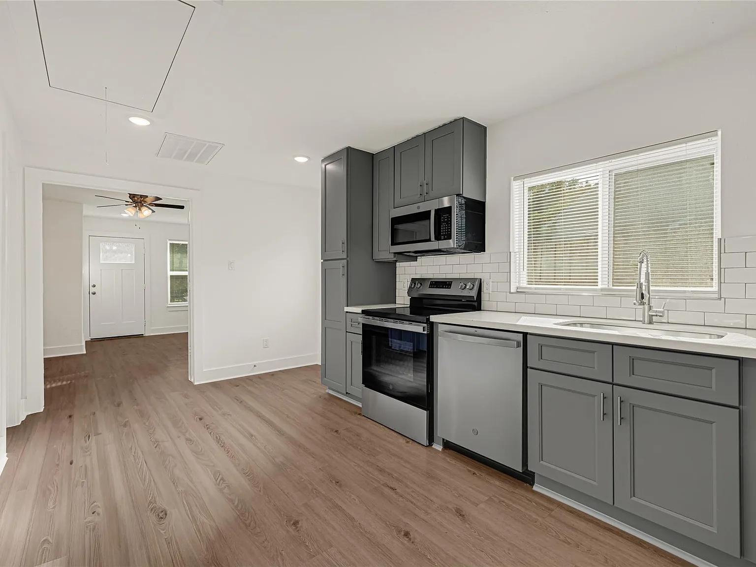 2 bed, 2.0 bath, 731 sqft, $1,649 — Photo 2