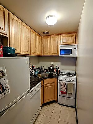 3rd image of 30 W 73rd St APT 7