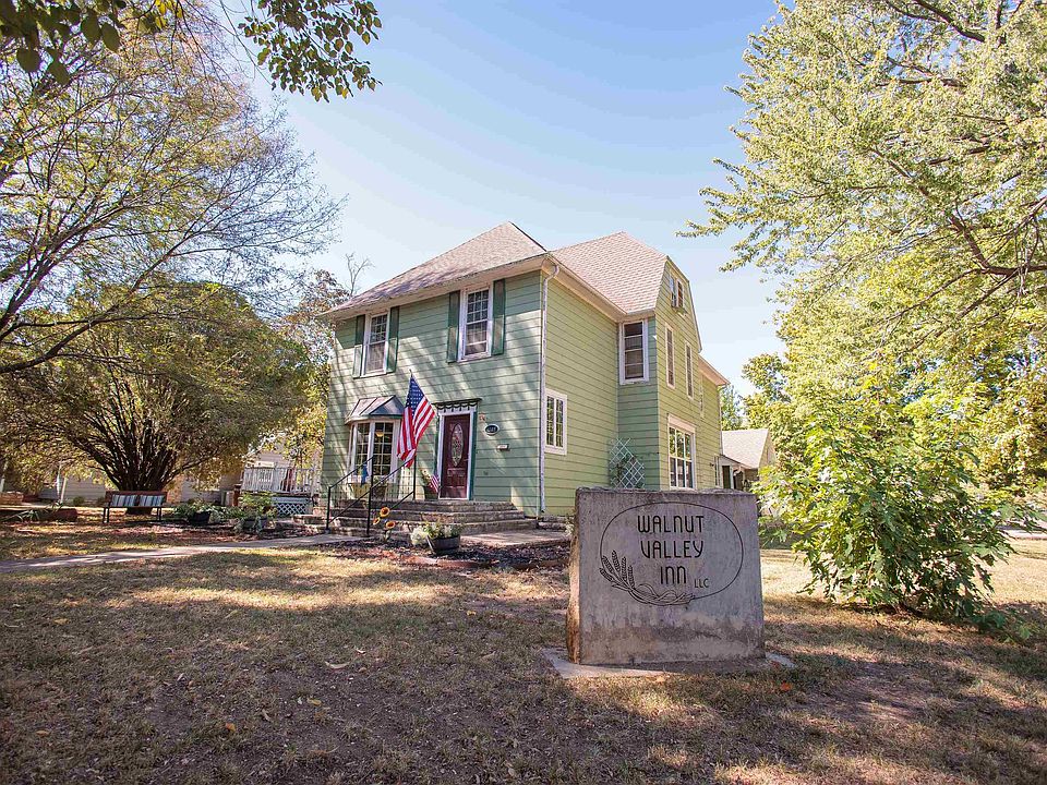 1305 Loomis St, Winfield, KS 67156 Zillow