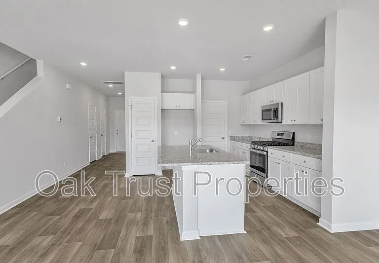 726 Ridgley Dr — Photo 8