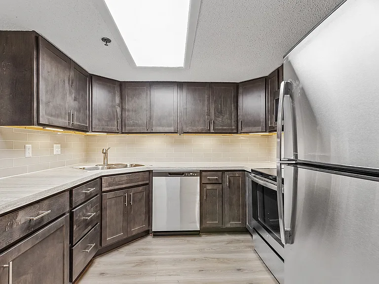 Oak Pointe Apartments — Photo 40