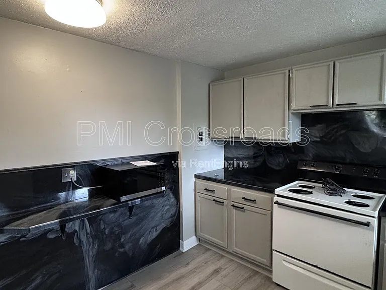 2323 Newton St #1 — Photo 5