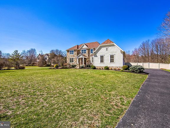 3rd image of 901 Saddlebrook Dr
