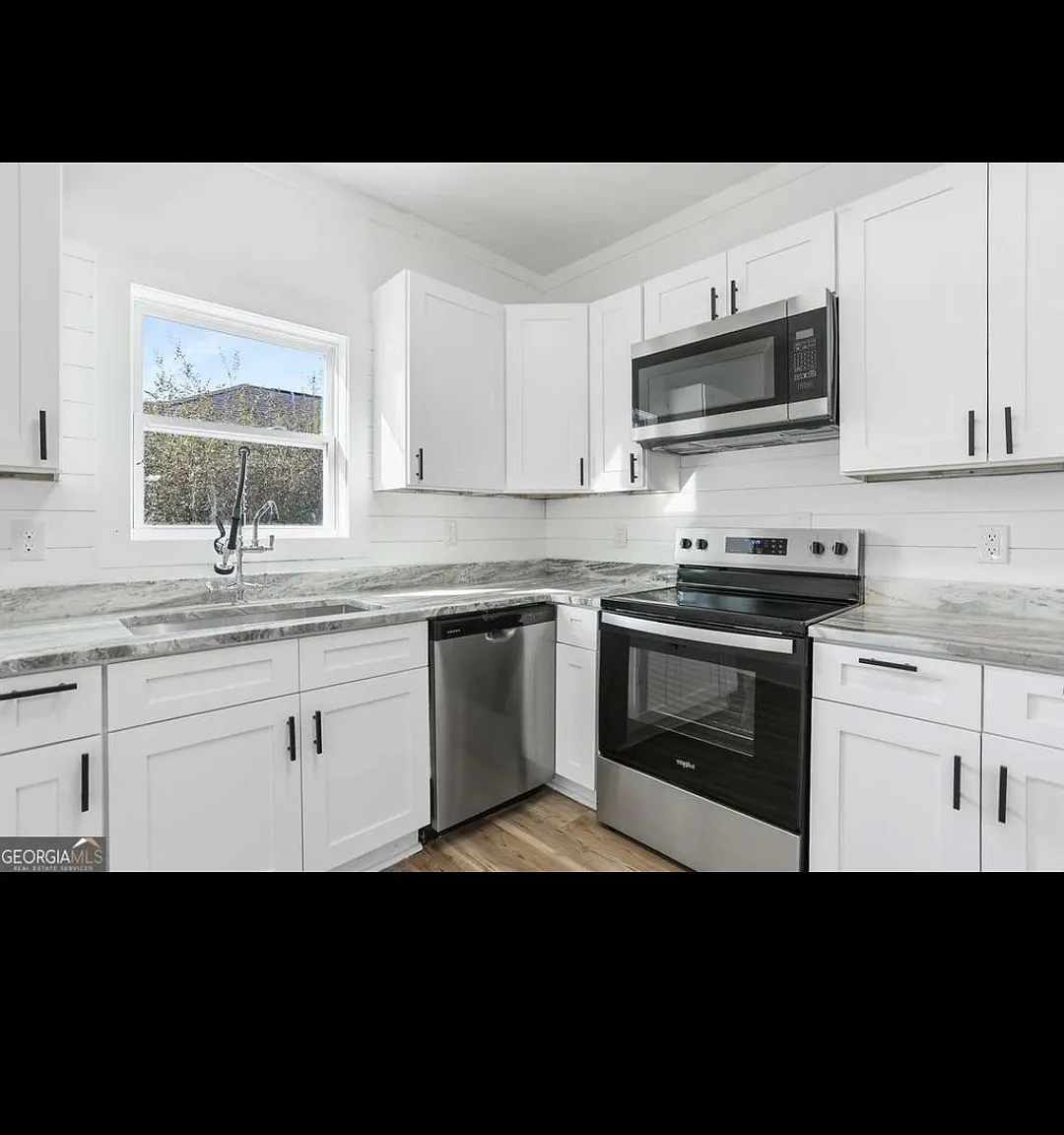 3 bed, 1011 sqft, $1,950 — Photo 3