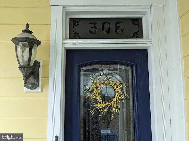 306 N Locust St — Photo 2