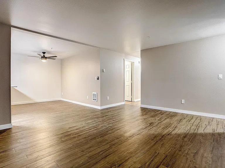 Sunset Highlands Apartments — Photo 14