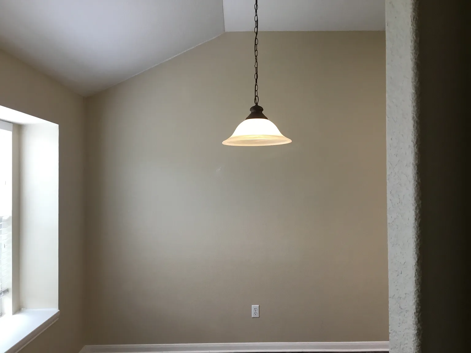 3 bed, 2.0 bath, 1827 sqft, $2,100 — Photo 3