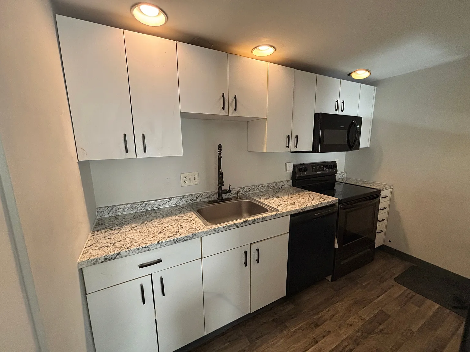 2 bed, 1.5 bath, 924 sqft, $3,200 — Photo 3