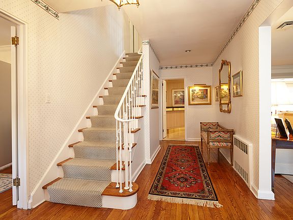 5th image of 1379 Boxwood Dr W