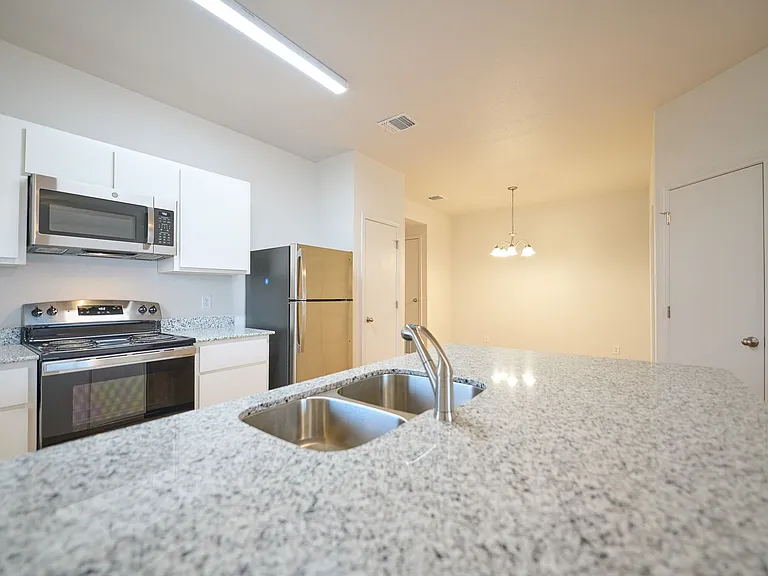 1813 Clovis Dr — Photo 4