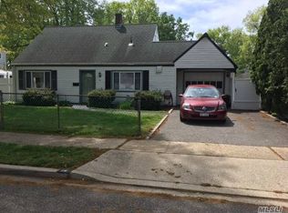 18 Clover Ln, Levittown, NY 11756