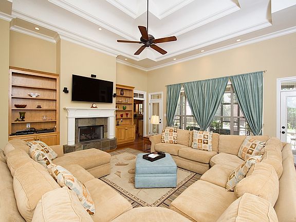 Great Room w/ Fireplace