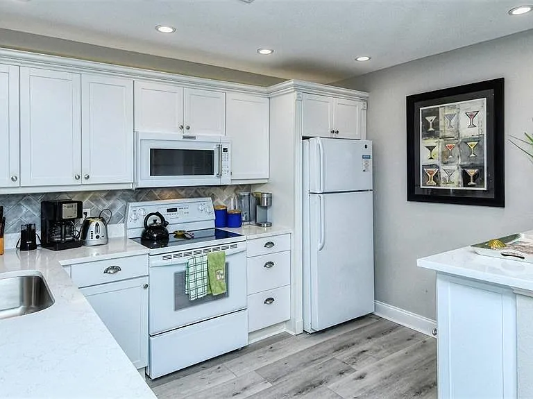 1255 E Peppertree Dr #305 — Photo 3