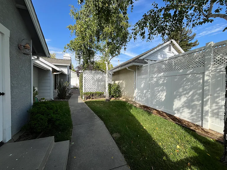 989 Bluebell Way — Photo 31