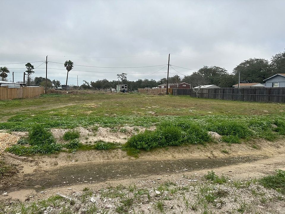 2nd image of 313 Copano Heights Blvd