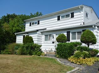 8 Charlotte Pl, Plainview, NY 11803