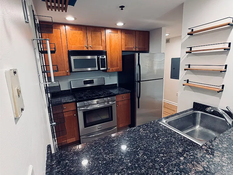 920 Jefferson St #303 — Photo 8