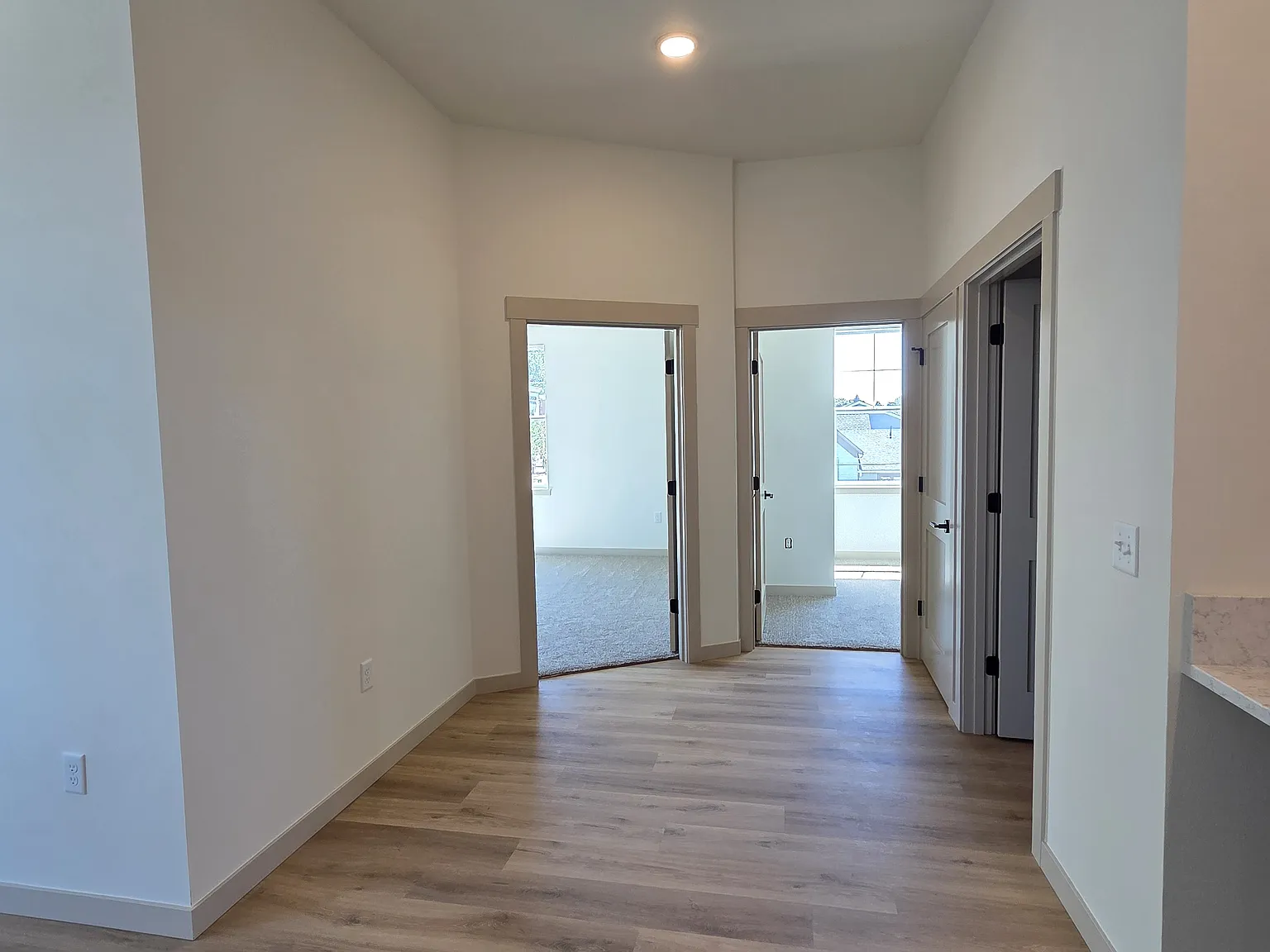 Hill's Town Apartments — Photo 4
