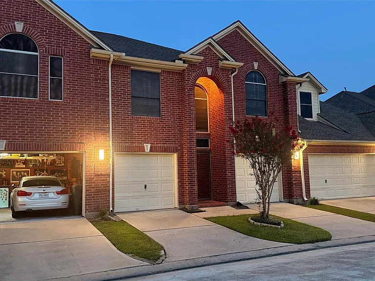 1408 S Friendswood Dr #205 — Photo 1