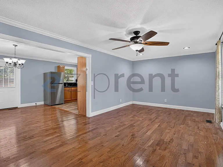 906 Diamond Cir — Photo 4