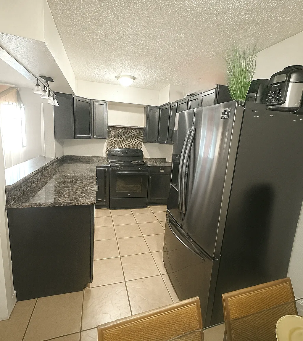 3 bed, 1174 sqft, $1,895 — Photo 3