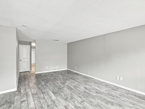 3rd image of 608 Arbor Ln