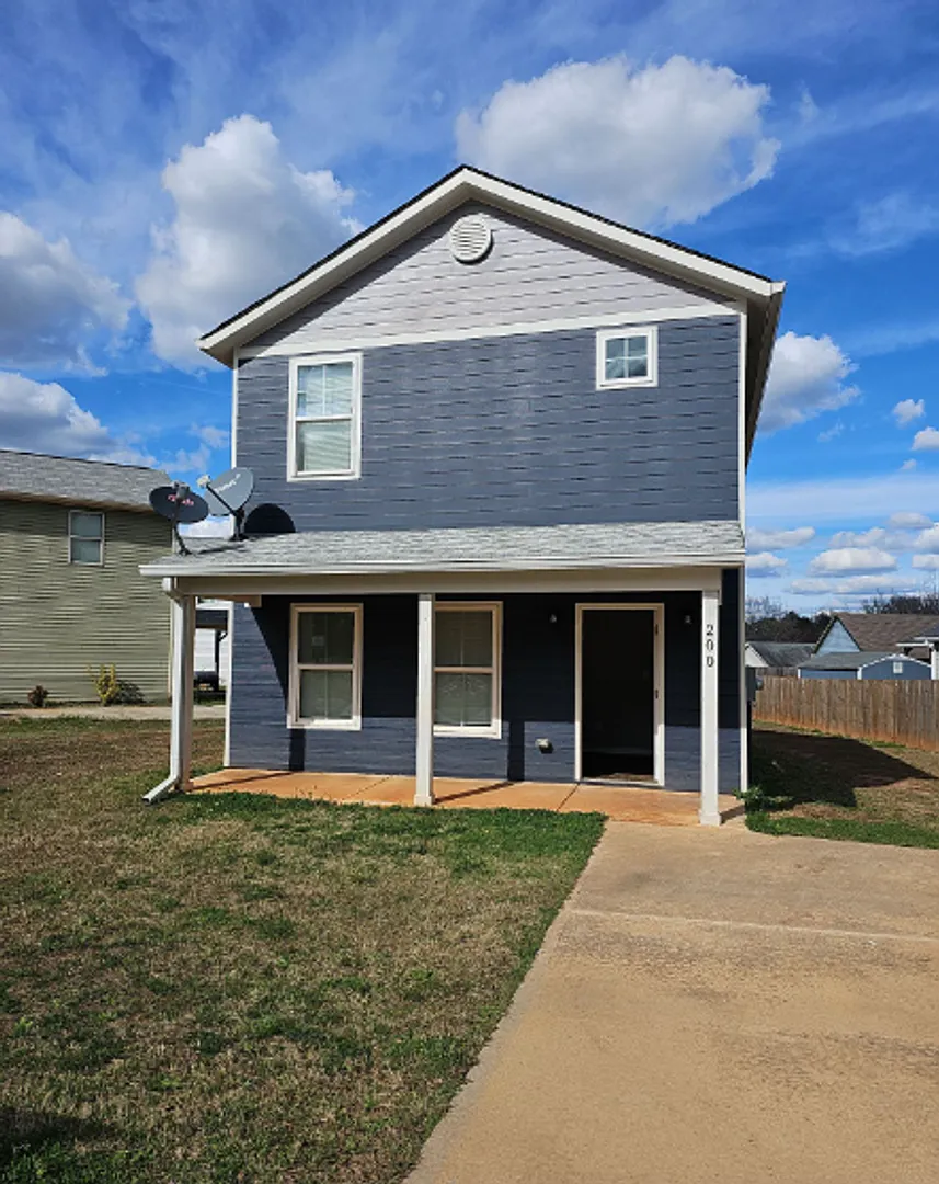 Nicely renovated 3 bedroom, 2.5 bath ranch in Zebulon! — Photo 1