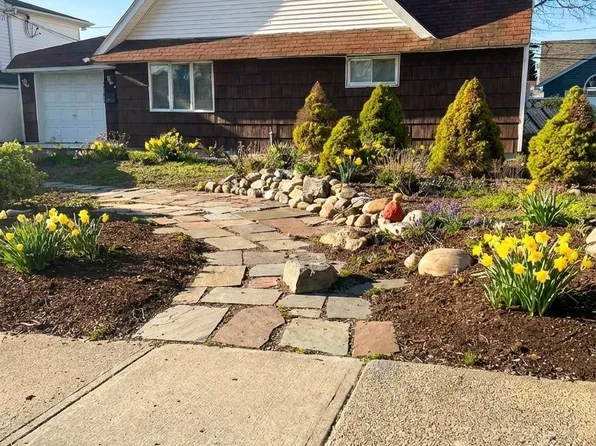 178 Brittle Ln, Hicksville, NY 11801