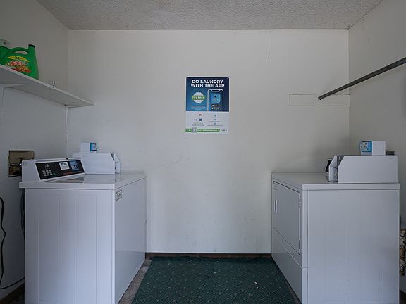 3rd image of 1421 W Lillian St Unit 4