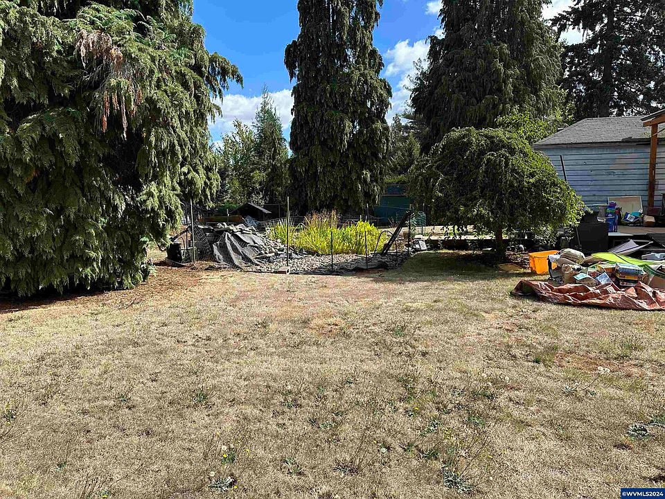 2nd image of 805 Boxwood Ln SE