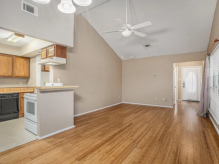 510 Clarence St #510 — Photo 3