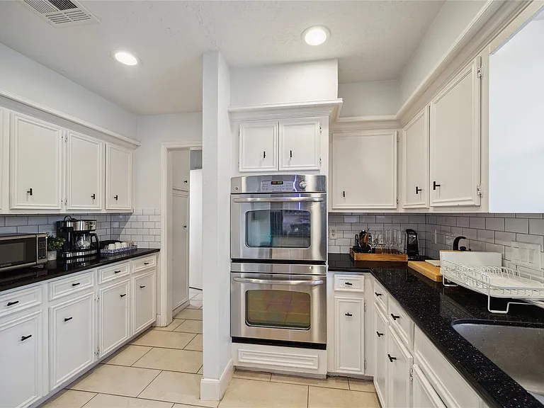 15302 La Mancha Dr — Photo 8