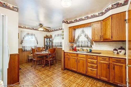 4th image of 23731 Crossley Ave