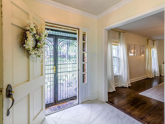 4th image of 1098 Kings Park Dr